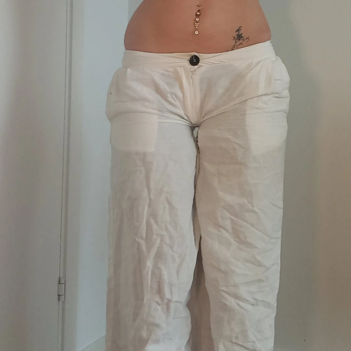 Vita linnebyxor med knapp