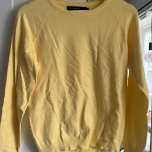 Gul bomullströja från Vero Moda - Säljer en ljusgul tröja från Vero Moda. Tröjan har rund halsringning, långa ärmar och är tillverkad i mjuk bomull. Perfekt för vår och sommar, enkel att matcha med jeans eller kjol. Väldigt mjuk och skön. Aldrig använd. Skriv för fler bilder💛 #sommar #snygg