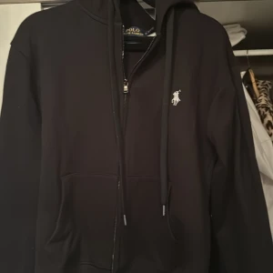 Svart hoodie från Polo Ralph Lauren - Svart hoodie från Polo Ralph Lauren. Fick som födelsedag present men säljer pga storlek. Priset kan diskuteras.
