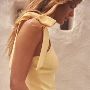 Ljusgul rosett topp - Säljer min super söta topp från Zara då den inte passade💛