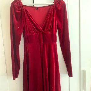 Röd sammet klänning - MÖTA UPP I SÖDERMALM/STOCKHOLM!! FRAKTAR INTE  har a-line kjol och är till mitten av låren på mig som är 160
