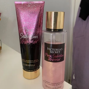 Victoria's Secret Pure Seduction Shimmer parfymset - Säljer ett set med Victoria's Secret Pure Seduction Shimmer, innehållande en shimmer fragrance mist och en shimmer fragrance lotion. Båda har rosa och guldiga detaljer med glittrig finish. Doften har inslag av plommon och fresia. Båda har användts ett par gånger.