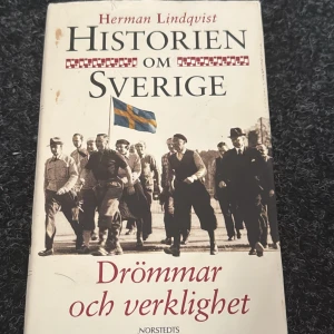 Historien om Sverige: Drömmar och verklighet - En bok av Herman Lindqvist som handlar om Sveriges historia, med fokus på drömmar och verklighet.