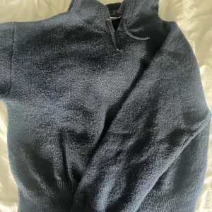 Stickad hoodie  - Fin stickad hoodie från Gina! Barnstolek (170) men passar som XS/S också. Ser nopprig ut men är inte de så mycket i verkligheten. Kommer inte till användning, kom privat för fler bilder samt info💙