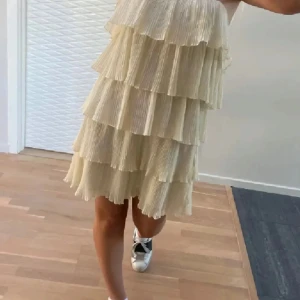 Volangklänning  - Säljer denna super fina beigea volangklänningen som är helt i nyskick då jag råkade beställa två💛Perfekt nu till sommaren!!☀️💕(inte min bild)