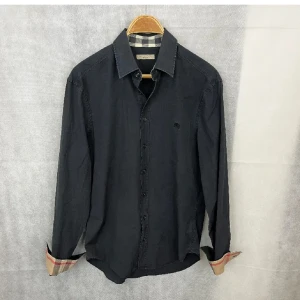 Burberry skjorta - Säljer nu min as feta Burberry skjorta i färgen svart då den inte används så mycket. storlek M.. Hör av er i dm vid minsta fråga eller fundering💯