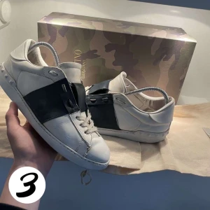 Valentino Open  - Tja! Säljer ett par tvär feta valentino opens💯 Dem är i jätte bra skick och storlek 44 men passar 43 och 45. Nypris: 7000❌ vårt pris: 1899✅inget og ingår hör av er vid frågor eller intresse. /3wardrobe📌