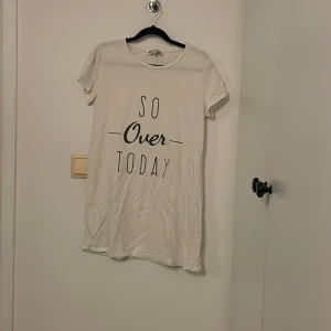 Vitt nattlinne med tryck från Even&Odd - Vitt nattlinne från Even&Odd med svart texttryck 'SO OVER TODAY' på framsidan. Klänningen har korta ärmar, rund halsringning och är gjord i mjuk bomull. Enkel och avslappnad stil, perfekt för en chill dag.