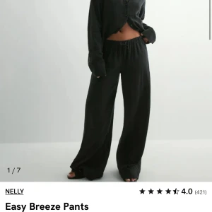 Svarta vlinnebyxor (Easy Breeze) från Nelly - Säljer ett par svarta linnebyxor från Nelly. Helt oanvända förmodligen med ”prislappen” kvar. Nypris 299kr. Säljer för 199 oanvända.