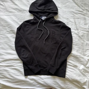 Svart hoodie från Jacob Cohën - Säljer en svart hoodie från Jacob Cohën med broderad logga på bröstet. Kontakta gärna för fler bilder eller frågor!