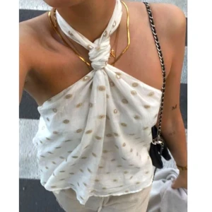 Vit halterneck topp med guldprickar - Säljer en vit halterneck topp med knyt i nacken från Zara. Aldrig använd❤️❤️❤️