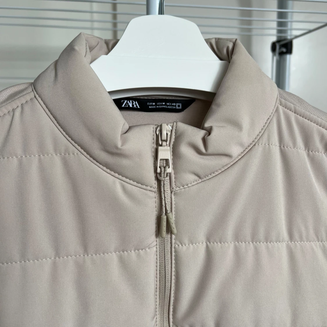 Beige quiltad cardiganjacka med ärmar, från Zara - 1