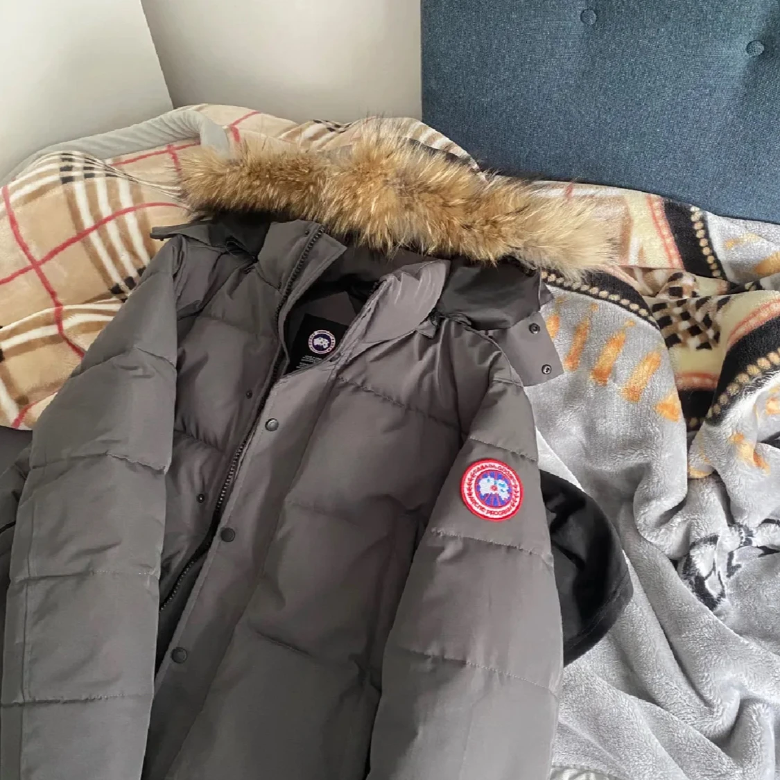 Grå dunjacka med pälskant från Canada Goose - 1