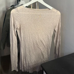 Beige långärmad tröja från Intimissimi  - Säljer en tunn och mjuk beige långärmad tröja från Intimissimi! Den är i storlek S och den är endast använd några få gånger. Har inga synliga defekter🥰