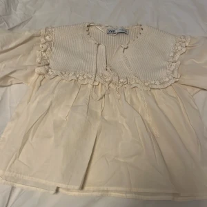 Blus från Zara - Säljer en jättesnygg blus från Zara! Säljer då jag fick hem fel storlek och den är i jättebra skick