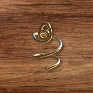 Handgjord Guldfärgad Spiralring - Cool och unik spiralformad ring i guldfärg. Ringen har en modern design med en öppen spiral som snurrar uppåt och ger ett statement till din stil. Den är handgjord och gjord i aluminium, storlek är ca 16 mm men svårt att säga 