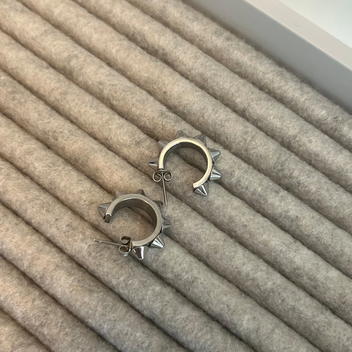 Peak earrings från Edblad - 1