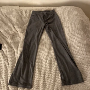 Grå mjukisbyxor från Gina Tricot - Mysiga grå mjukisbyxor från Gina .Nytt och  Fint skick !💕 storlek xs 💓