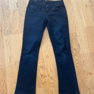 Mörkblå bootcut jeans från LTB - Pris kan diskuteras vid snabb affär 🥰Säljer ett par mörkblå jeans från LTB med bootcut-passform. Jeansen har klassisk femficksdesign, dragkedja och knapp framtill samt bälteshällor🥰