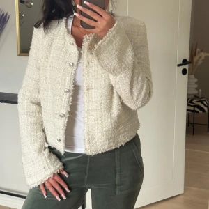 Beige kappa - Säljer en beige/vit kappa i st 40 men passar mig som är en 36. Knappt använd!🙏🏻