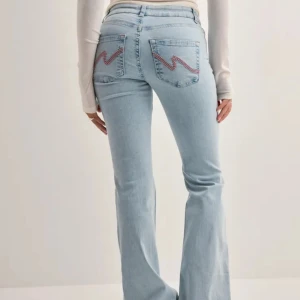 Nelly jeans - Sprillans nya jeans från Nelly som är helt oanvända. Säljer dom då de är för långa på mig i benen som är 166 cm lång. Jättefina jeans men de är endast testade en gång!