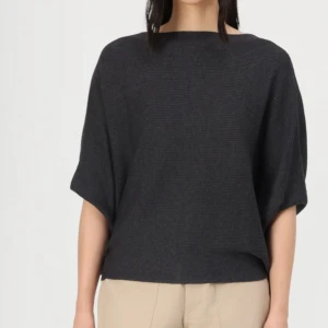 Mörkgrå stickad topp från JDY - Super fin stickad topp med trekvartsärmar från JDY orginalpris 300kr mitt pris 120kr.