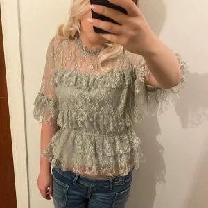Ljusgrön spetsblus 💚 - Ljusgrön blus från bubbleroom. Liknar märket byMalina och är i storlek 38 som motsvarar S!💕