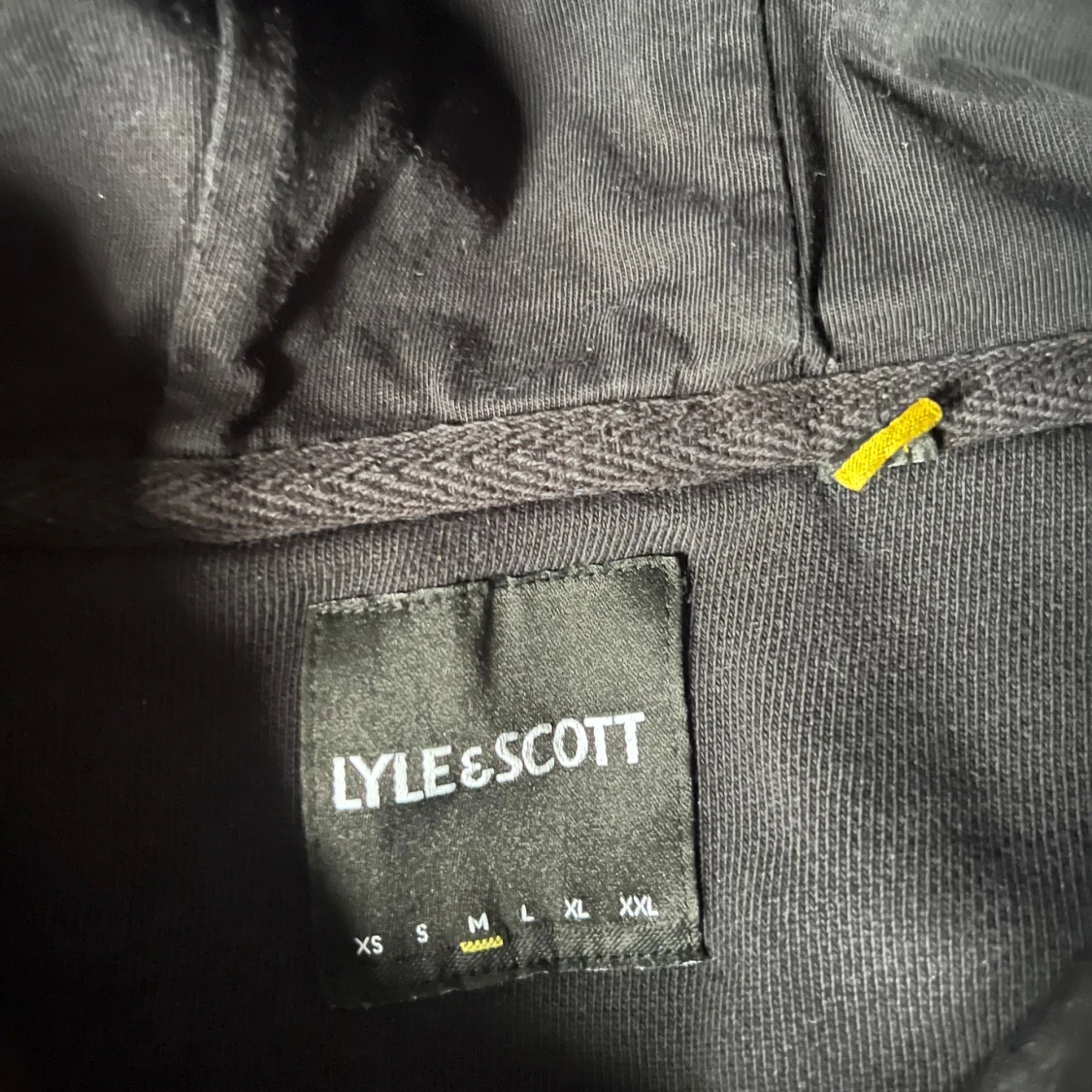 Svart hoodie från Lyle & Scott - 1