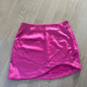 Rosa satin kortkjol - Snygg rosa kortkjol i satin från Bershka. Använd en gång .