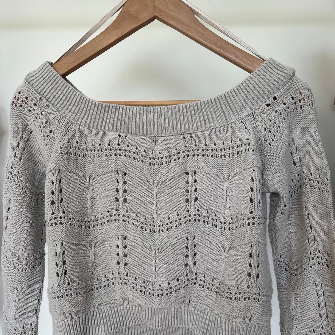 Ljusgrå croppad stickad tröja - 2