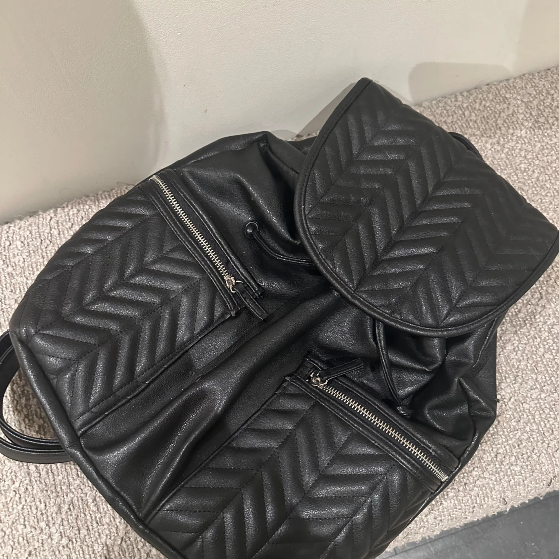 Svart Don Donna ryggsäck med quiltad design