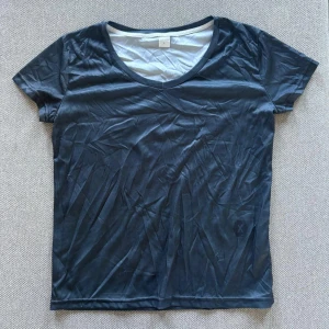 Mörkblå t-shirt - En enkel och stilren mörkblå t-shirt. T-shirten har korta ärmar och är tillverkad i ett mjukt material som känns otroligt skönt. Perfekt för en avslappnad look.