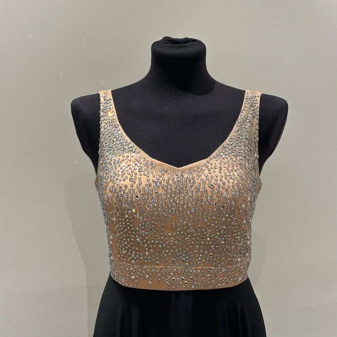 Svart långklänning med glittrig topp - 1