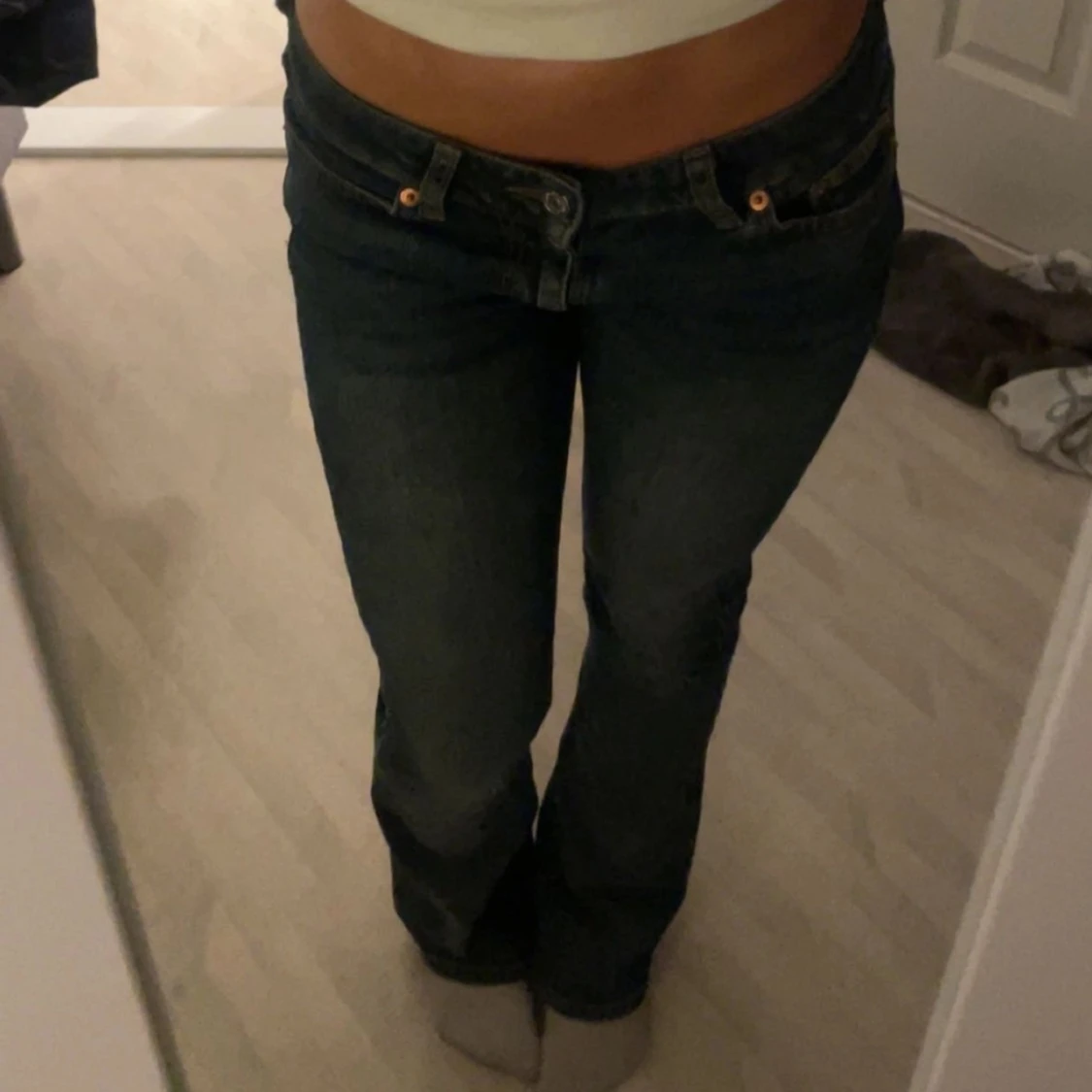 Blå lågmidjade bootcut jeans