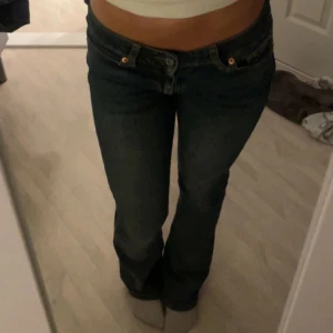 Blå lågmidjade bootcut jeans - Säljer ett par snygga blå lågmidjade bootcut jeans i bra skick. De är från junkyard. Skriv för mer frågor eller bilder.