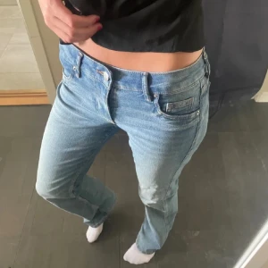 Ljusblå jeans - Low waist bootcut byxor, bra skick