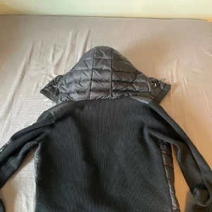 Moncler cardigan - Hej, vill byta en moncler cardigan mot en annan i storlek M, säljer denna eftersom jag inte gillar den längre. BARA BYTEN!!! 
