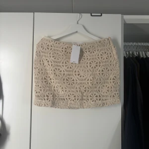 Broderad mini kjol  - Broderad mini kjol från mango i storlek 38