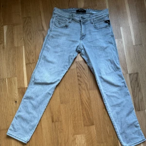 Ljusgrå jeansbyxor från Replay - Säljer ett par ljusgrå jeans från Replay, inköpspris 1250 kronor varav mitt pris 395 kronor. Perfekta för dig som gillar stilrena och bekväma jeans, speciellt inför sommaren. 