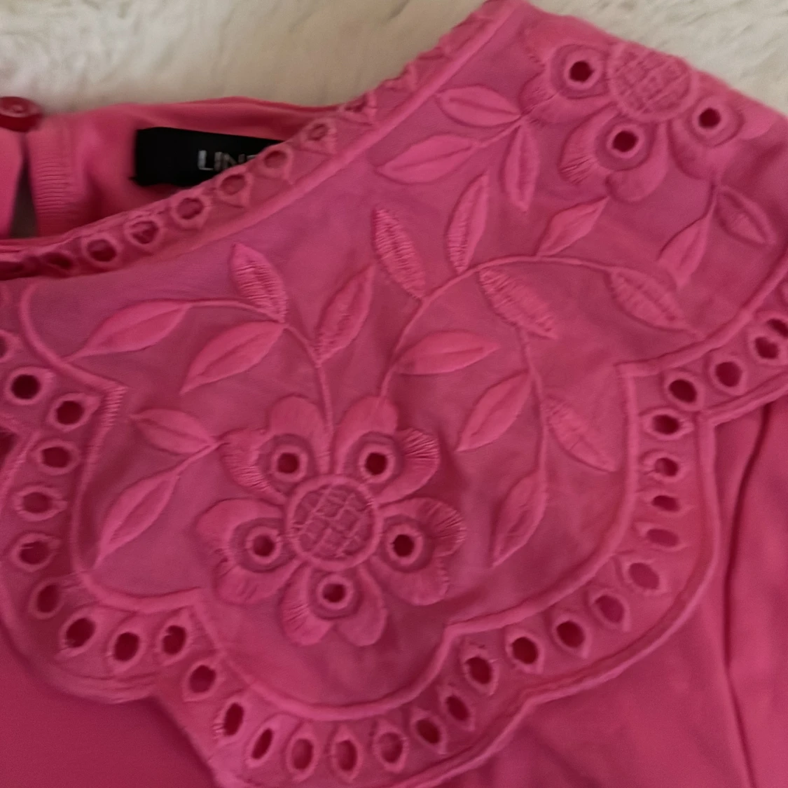 Rosa blus med broderad krage från Lindex - 3