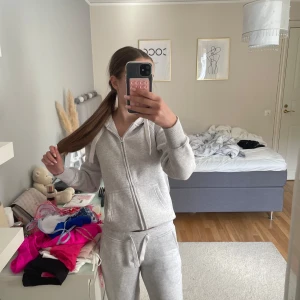 Mjukis sett från Russemerch  - Tröjan är storlek XS och byxorna XS. Köpta för ungefär 1 månad sedan men har endast använts 1 gång då mjukis inte riktigt är min grej och byxorna lite för korta på mig som är 170. 