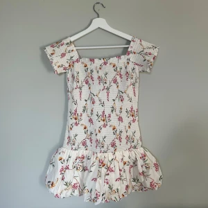 Sommarklänning - Sååå fin klänning, perfekt till sommaren😍😍 den är bara använd 1 gång. säljer då jag inte kommer få användning för den i sommar.💕💕