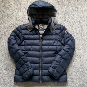 Colmar jacka - Tja, säljer en tvär fet mörkblå colmar jacka i storlek 46 som motsvarar S. (Modellen är 178 cm). Passar perfekt till kyliga dagar och du kan också ta bort luvan. Skicket är 9/10. Vill få bort den snabbt så pris kan diskuteras vid snabb affär💯🍾