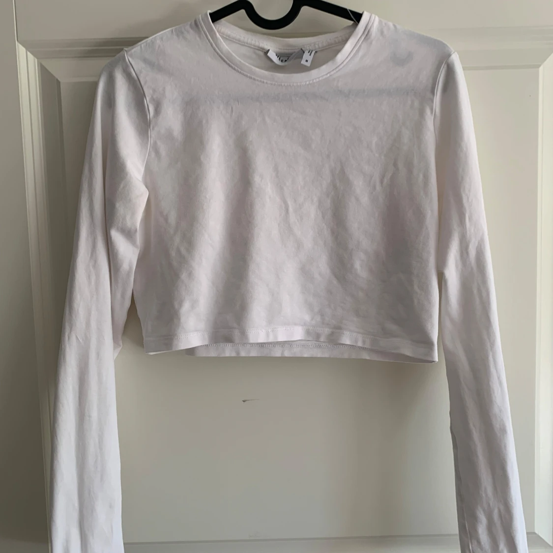 Vit croppad långärmad topp från Weekday