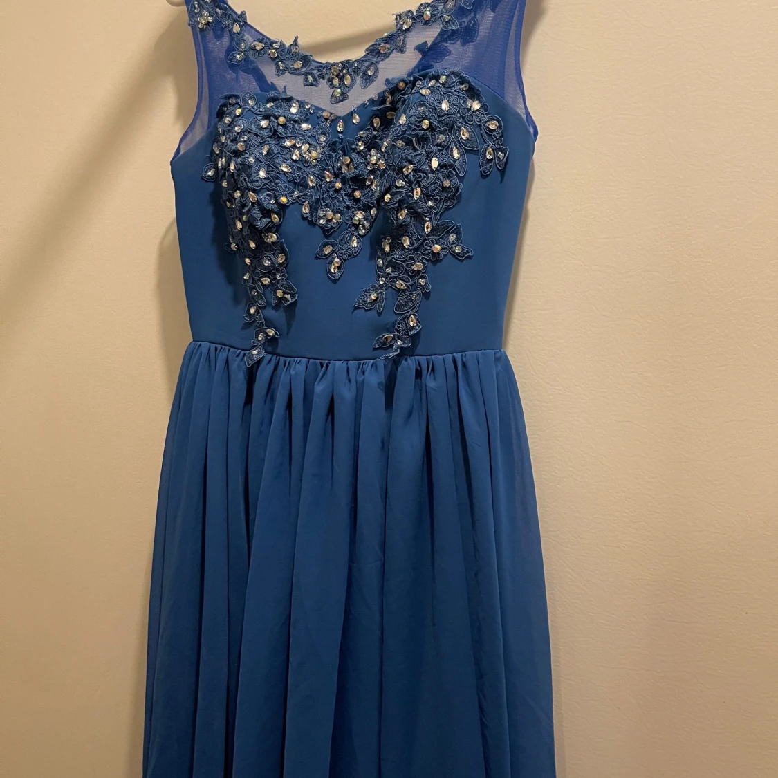 Blå långklänning med spets och pärlor - 3