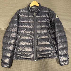 Moncler Acorus - Moncler Acorus. Storlek: 2. Skick: 6/10 (se bilder)