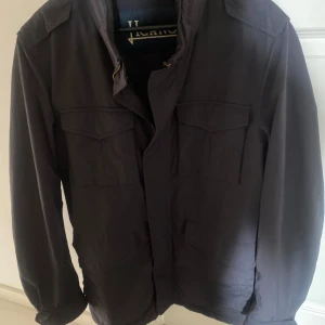 Herno field jacket M - Säljer denna herno jacka som bara har används några gånger. Storlek 48 vilket motsvarar M. Skriv om du undrar någonting 