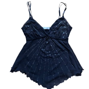 Vintage y2k Svart paljettprydd linnetopp - Svart topp med glitter liknande detaljer. Strl M men mer en XS-S i size. 