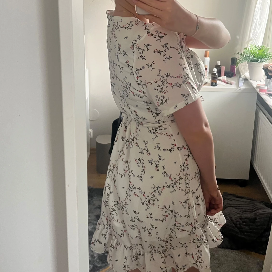 Vit blommig omlottklänning från Vera - 1