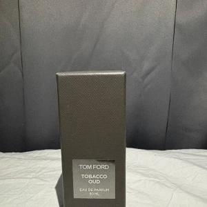 Tom Ford Tobacco Oud Eau de Parfum 50 ml - Exklusiv parfym från Tom Ford, Tobacco Oud, i en elegant mörkbrun fyrkantig flaska med silverdetaljer. Doften är kraftfull och lyxig, perfekt för dig som gillar rika och kryddiga toner. Kommer i originalförpackning, 50 ml Eau de Parfum. Det finns cirka 80 procent kvar av parfymen, glöm inte pris kan diskuteras 